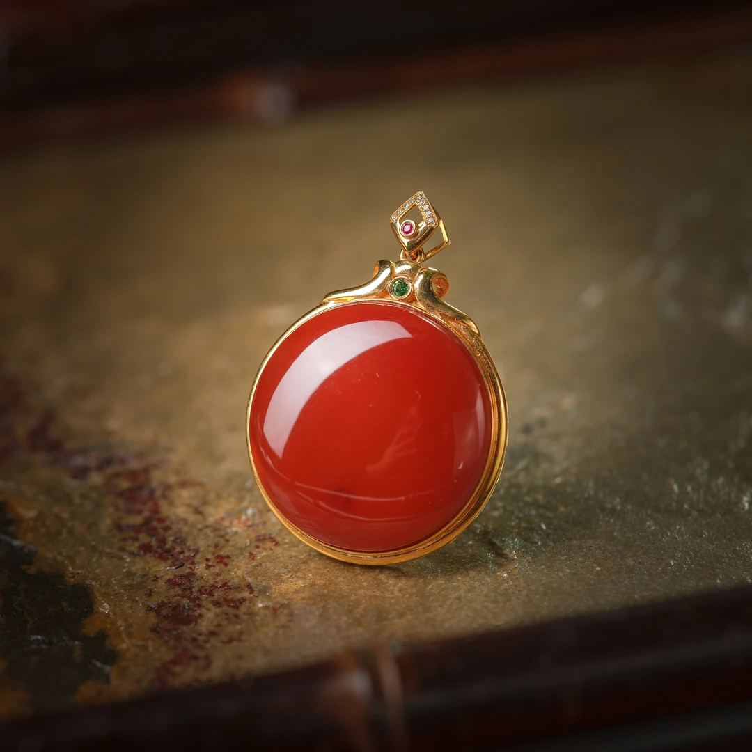锦垣·传世级南红牛血红18K金圆牌吊坠AD1620约26.8*9.7mm
