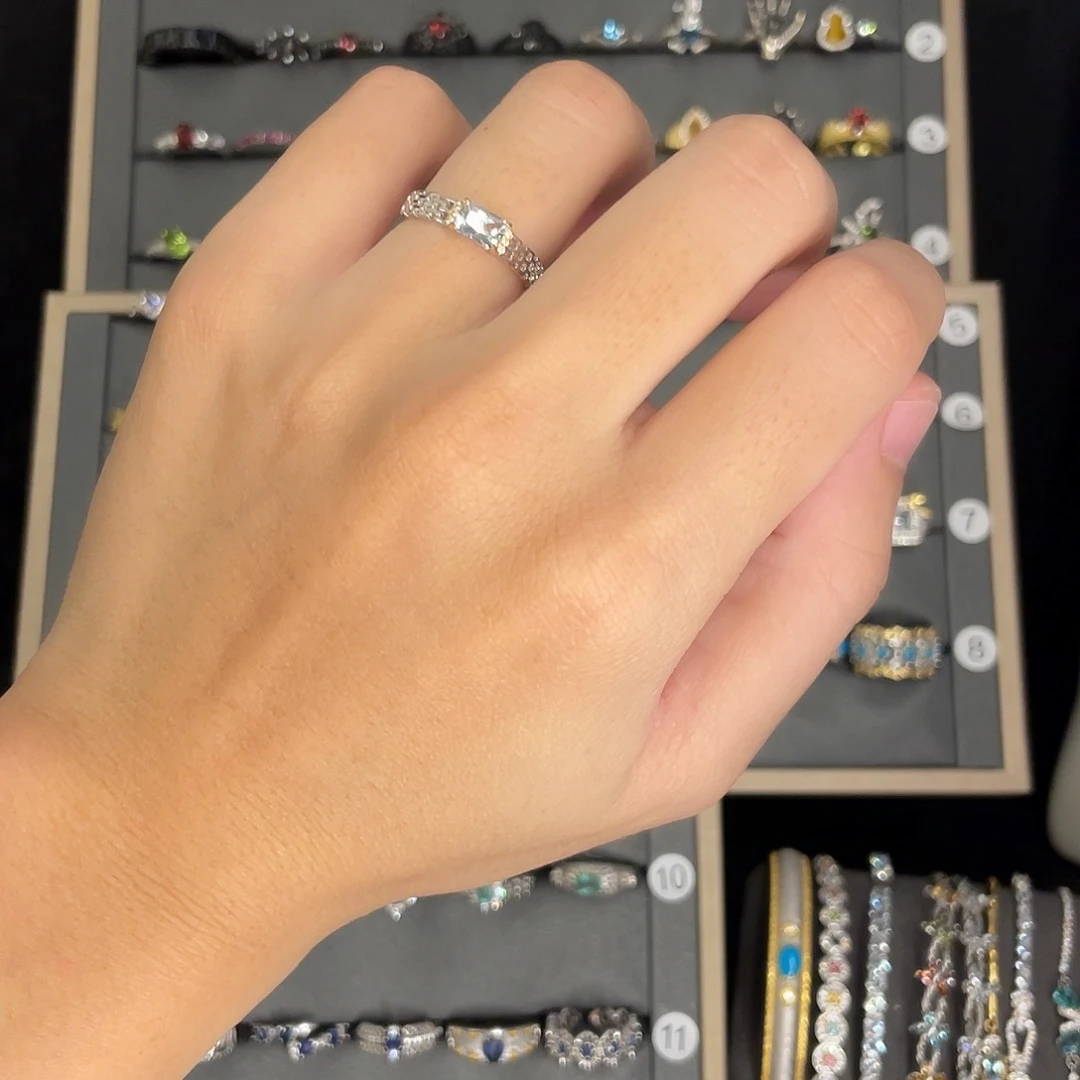 柒***:银S925镶嵌海蓝宝石戒指拍两份