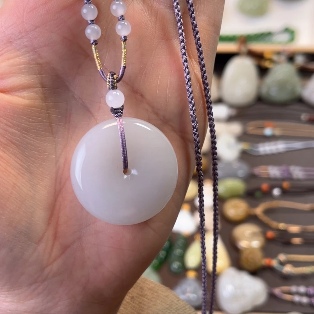 和田玉颈饰未镶嵌子**。平安扣