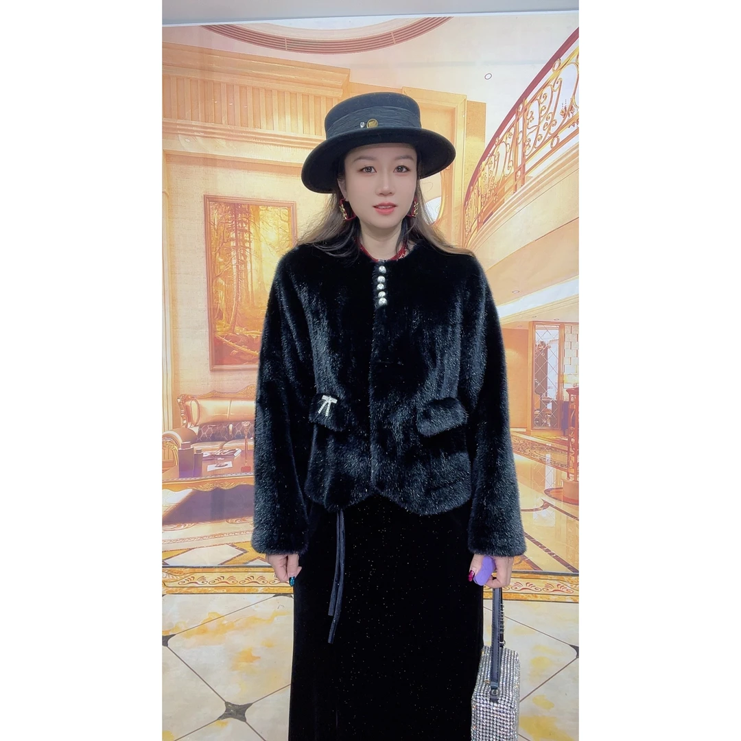 038轻奢气质时尚女士短款外套保暖秋冬