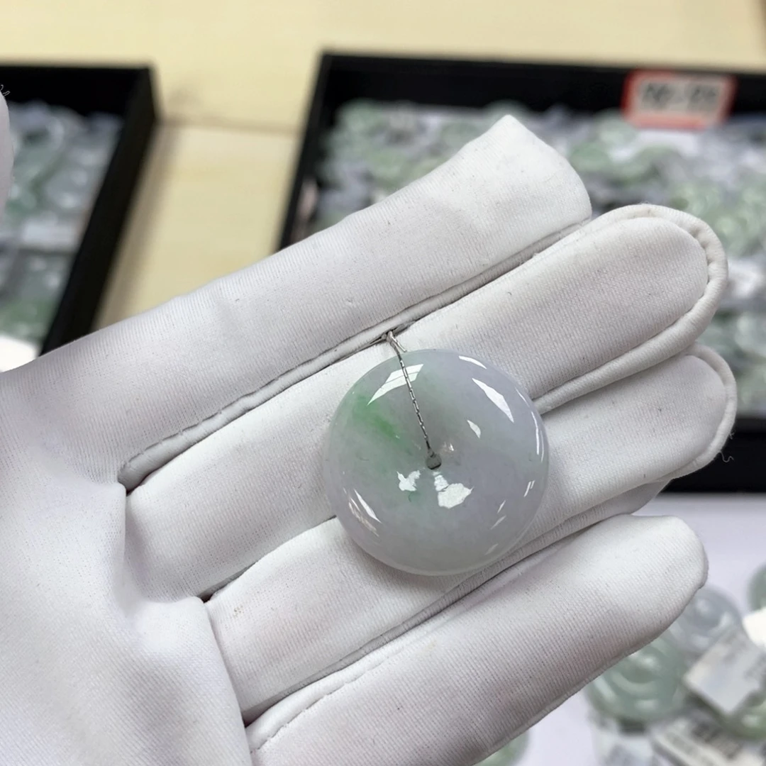 翡翠颈饰未镶嵌平安扣