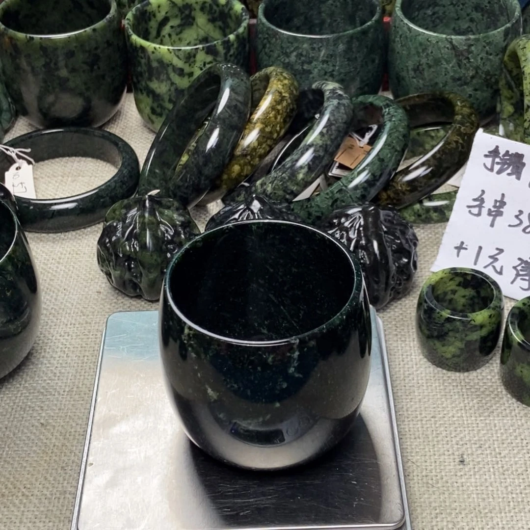 蛇纹石玉未镶嵌杯子景**信