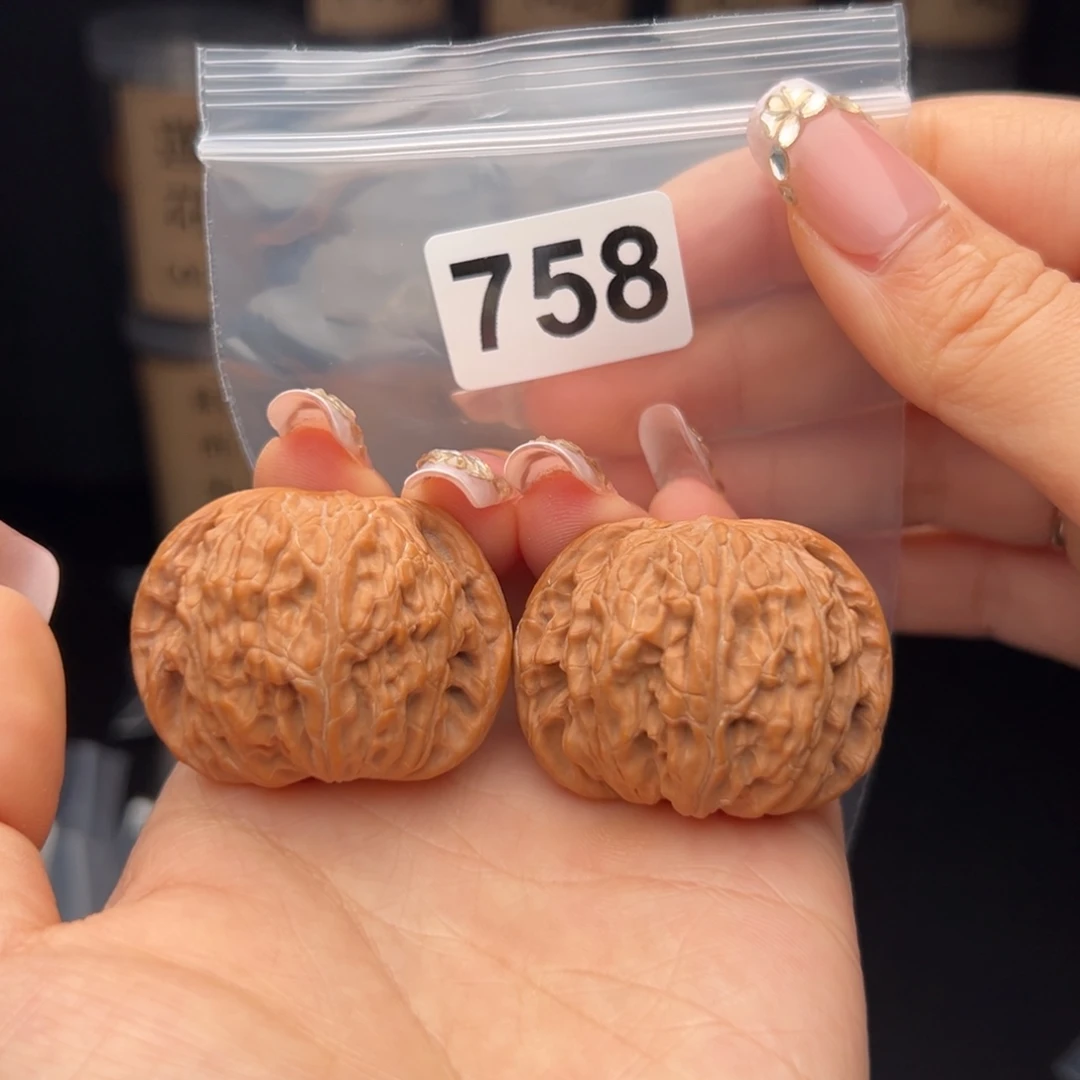 與***坐吊坠文玩核桃磨盘