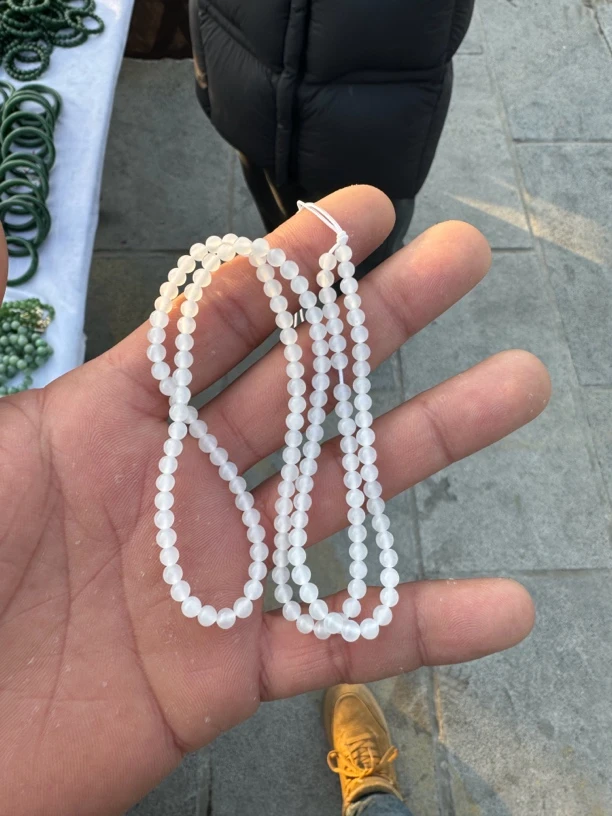 卡4米138颗左右，白玉色泽油润，白度高