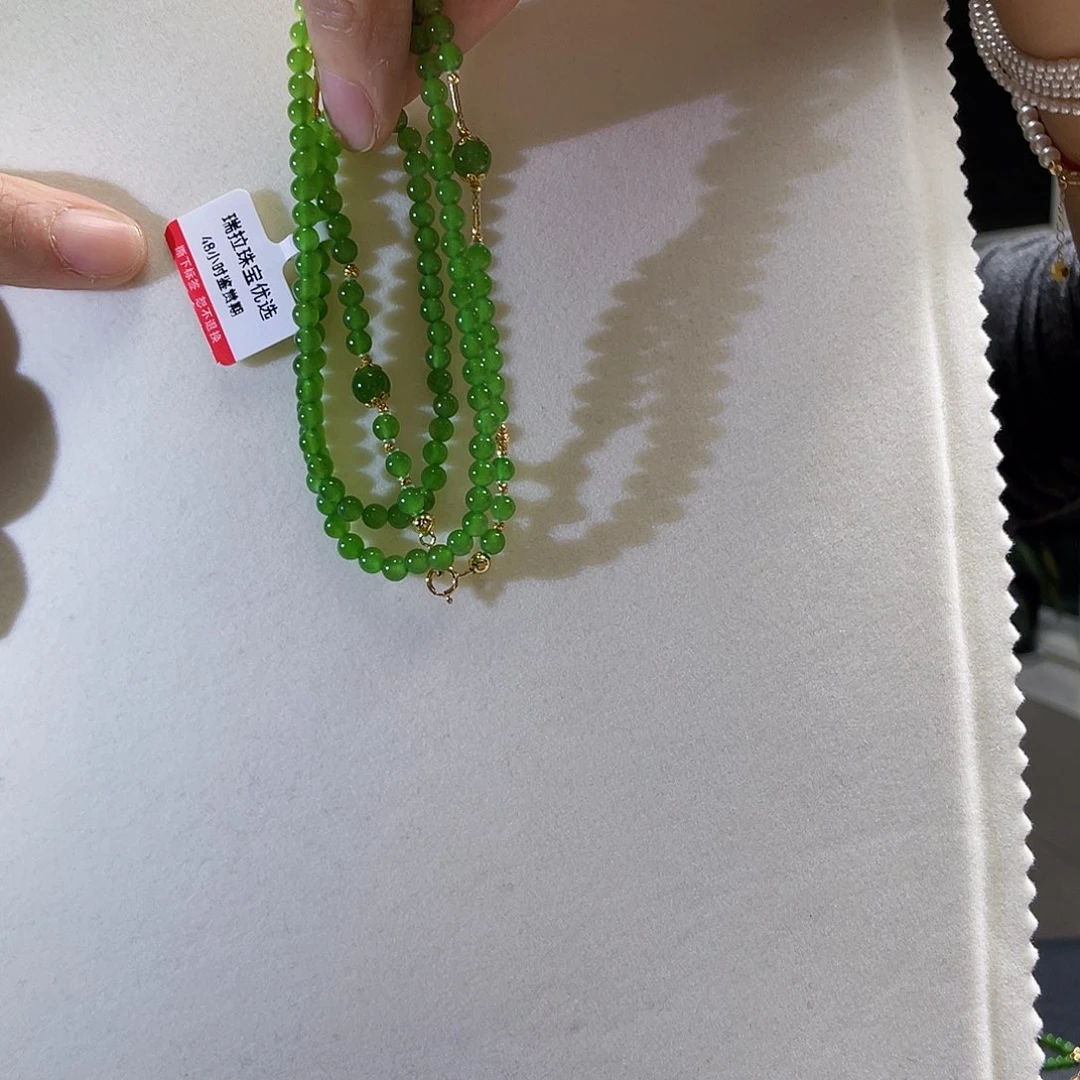 颈饰18K金镶嵌和田玉（碧玉）