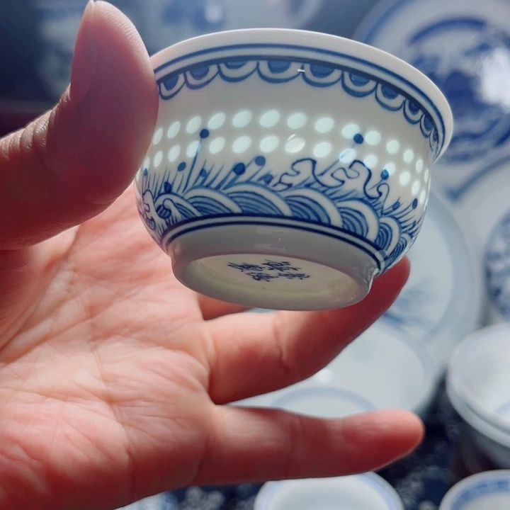 青花玲珑海浪纹小杯