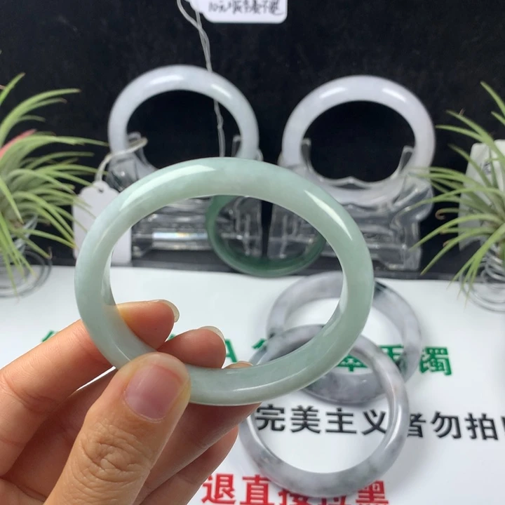 翡翠未镶嵌手镯87号。  54圈贵妃正圈52