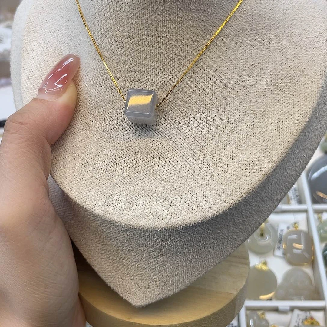 和田玉18K金镶嵌吊坠(赠链)