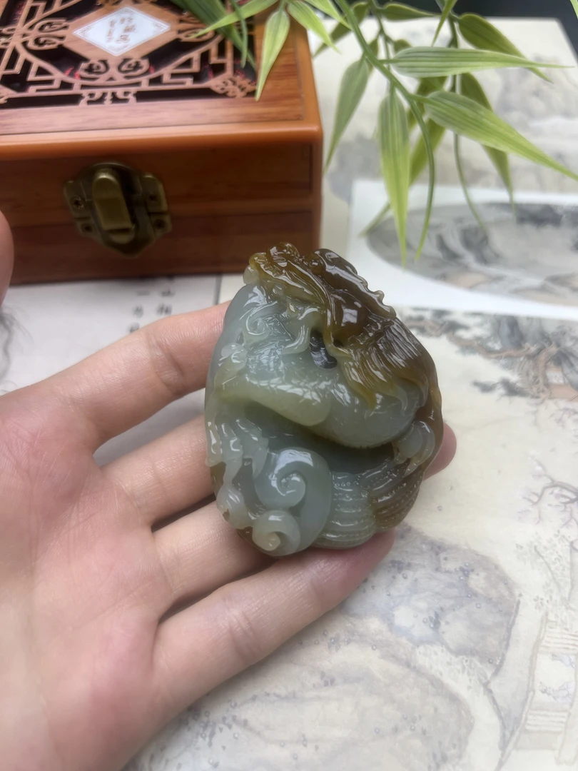 和田玉龙行天下手把件