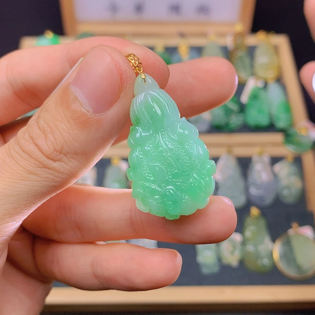 翡翠18K金镶嵌颈饰翡翠