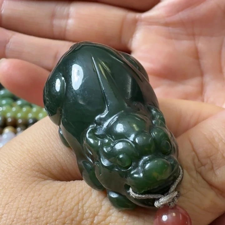 和田玉未镶嵌颈饰菠菜绿大貔貅