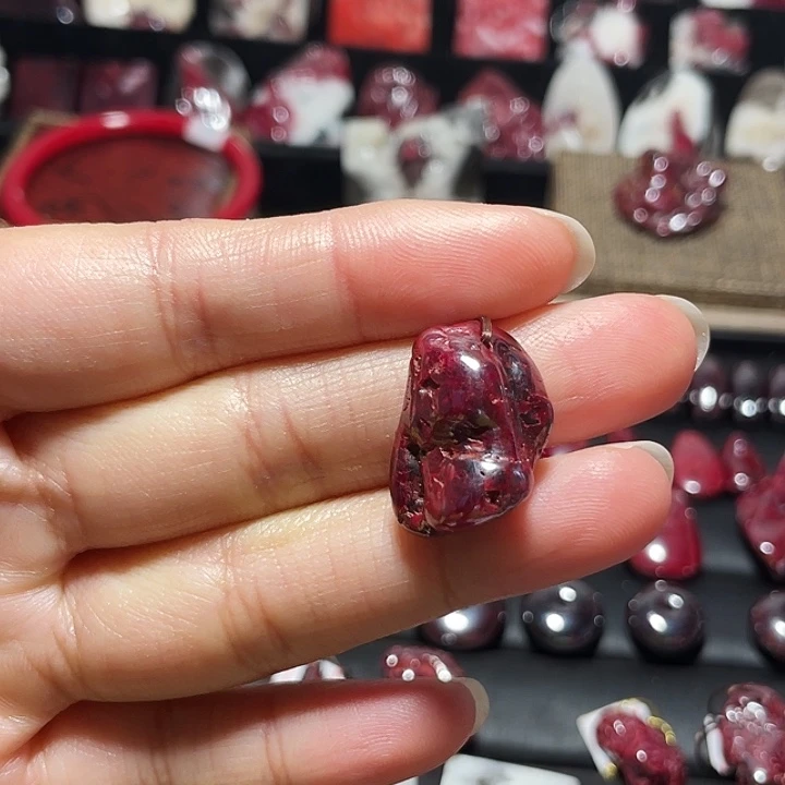 天然辰砂全透无根砂吊坠15.4克