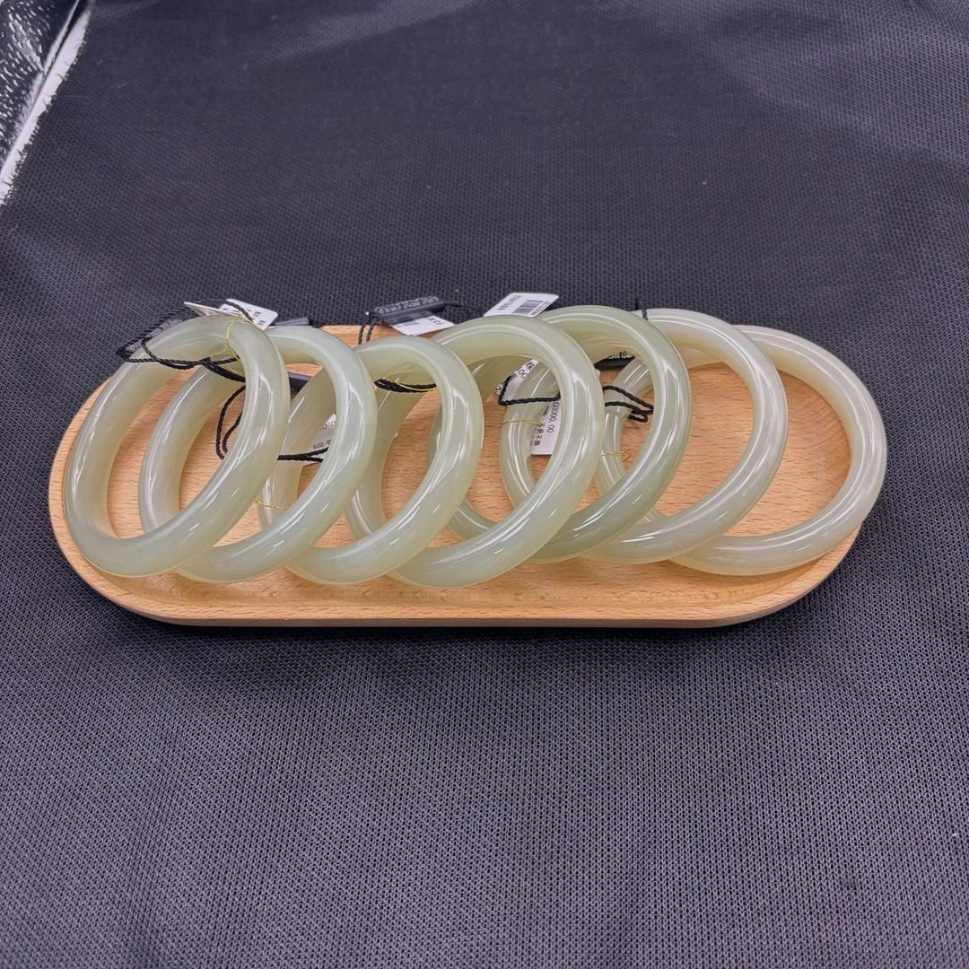 老卢和田玉手镯精美时尚气质款多样性发货其一 80