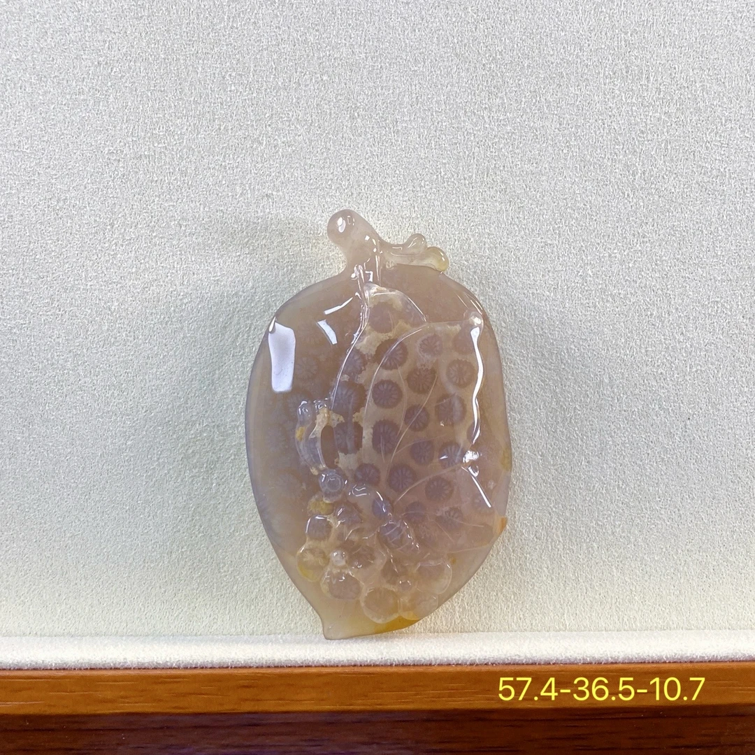 珊瑚玉巧雕玻璃底挂坠