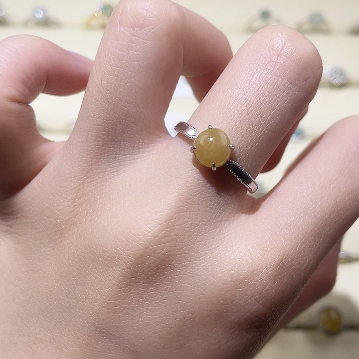 翡翠未镶嵌颈饰戒指