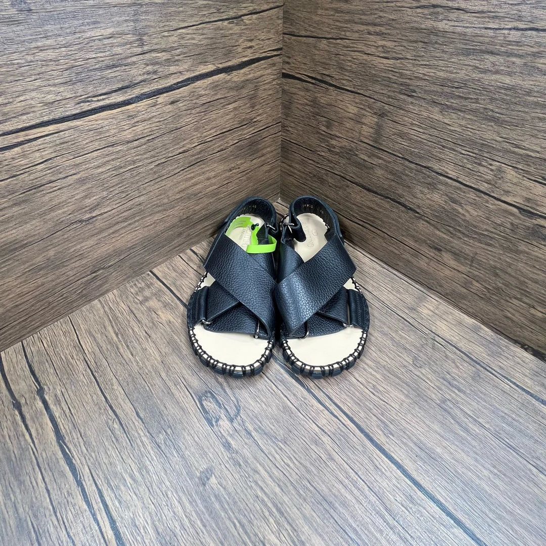 95新 Valentino/华伦天奴 黑色凉鞋 40码/98新/4500/无配件