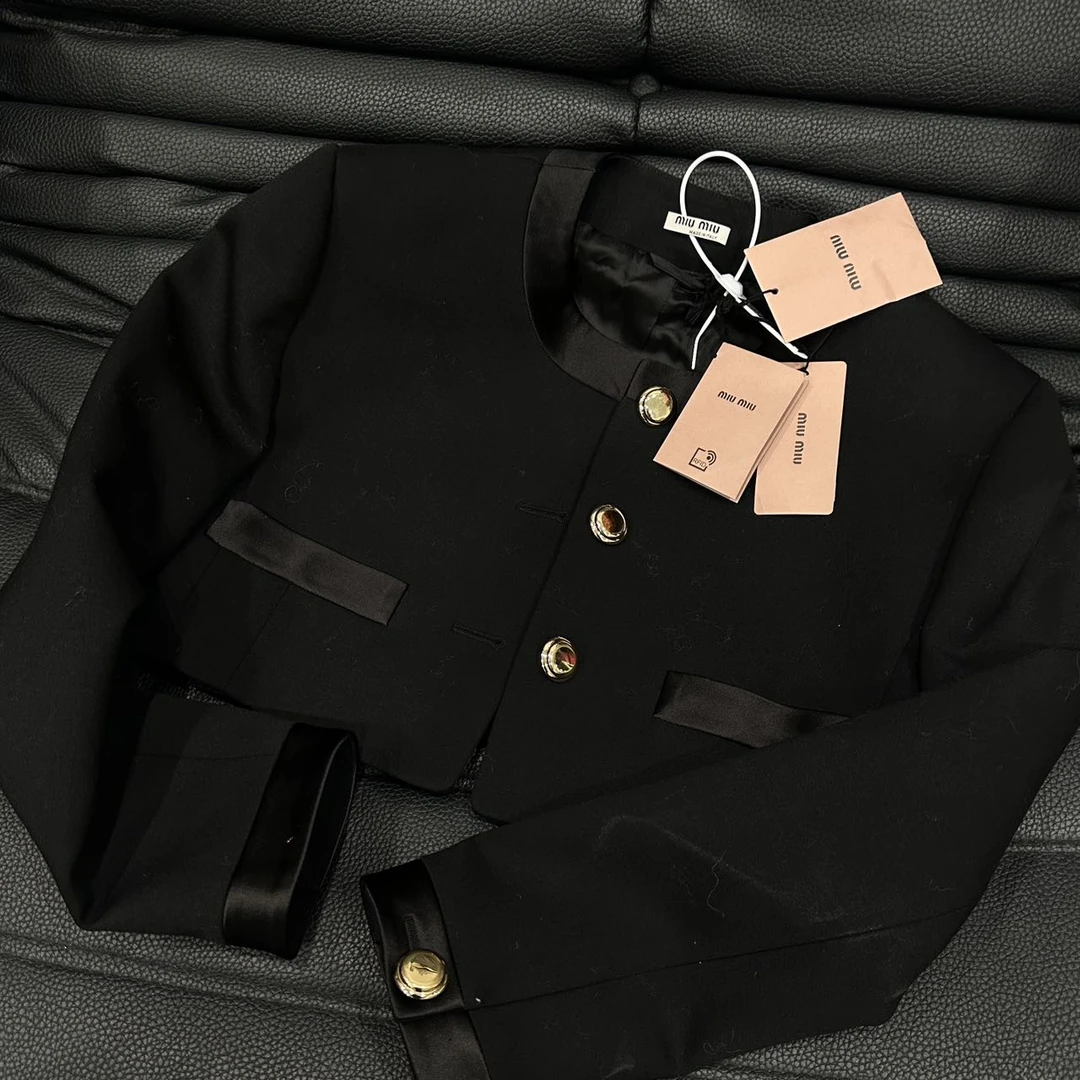 全新未使用 MIU MIU/缪缪 圆领金扣黑色西装小外套短款  36码