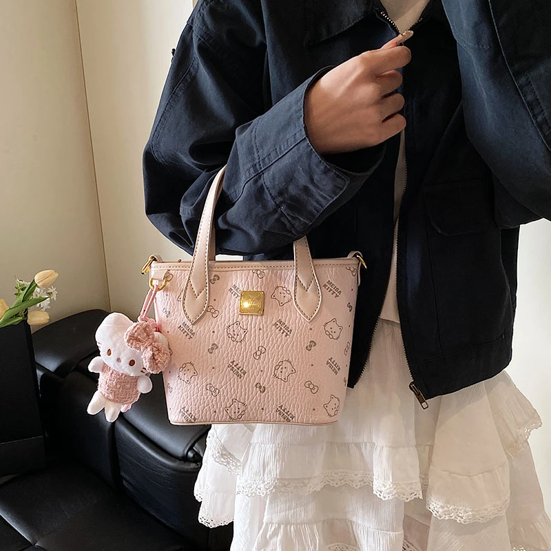 时尚文艺腋下包女新款01韩系小众简约水桶包字母印花质感单肩包