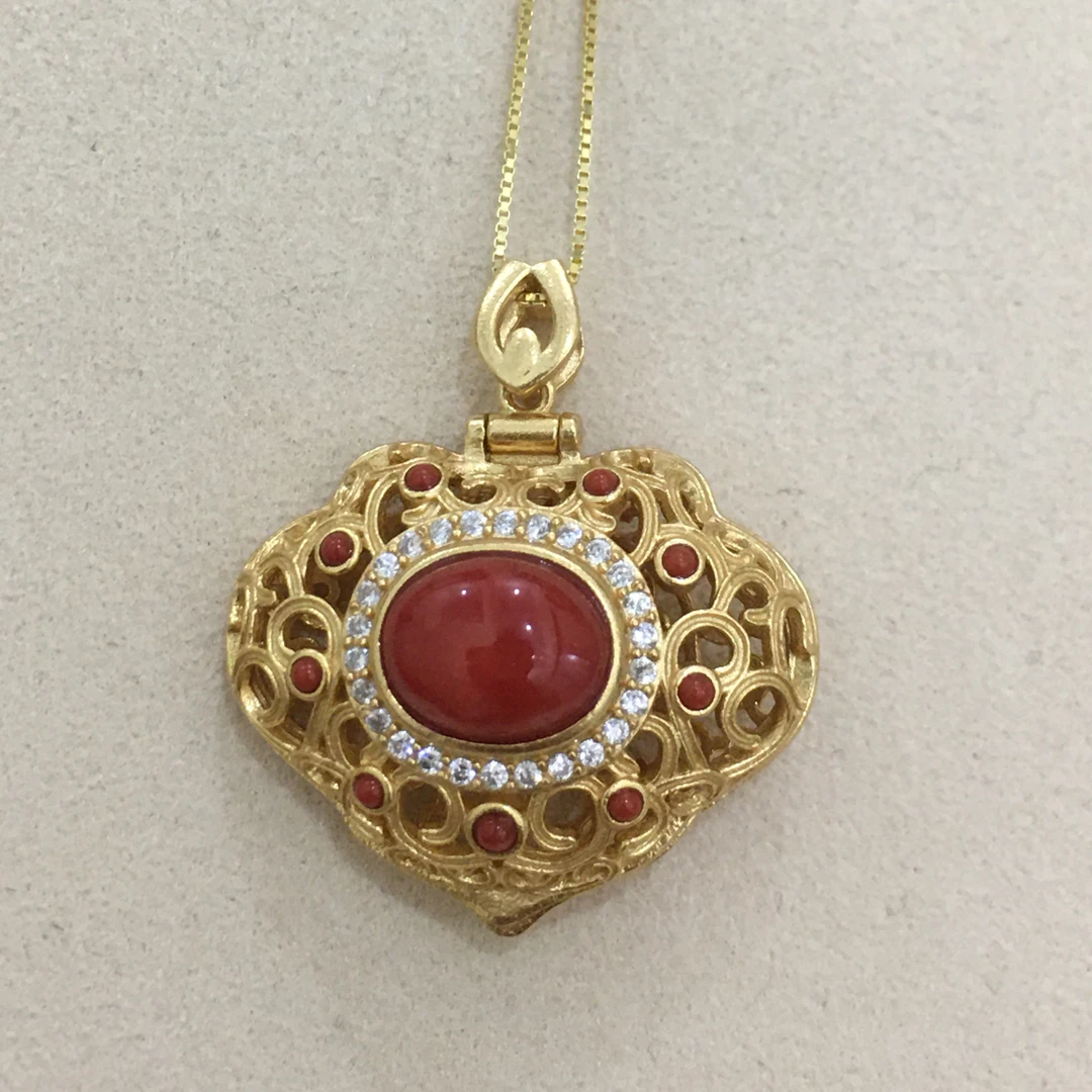 红珊瑚沙丁如意锁蛋面吊坠