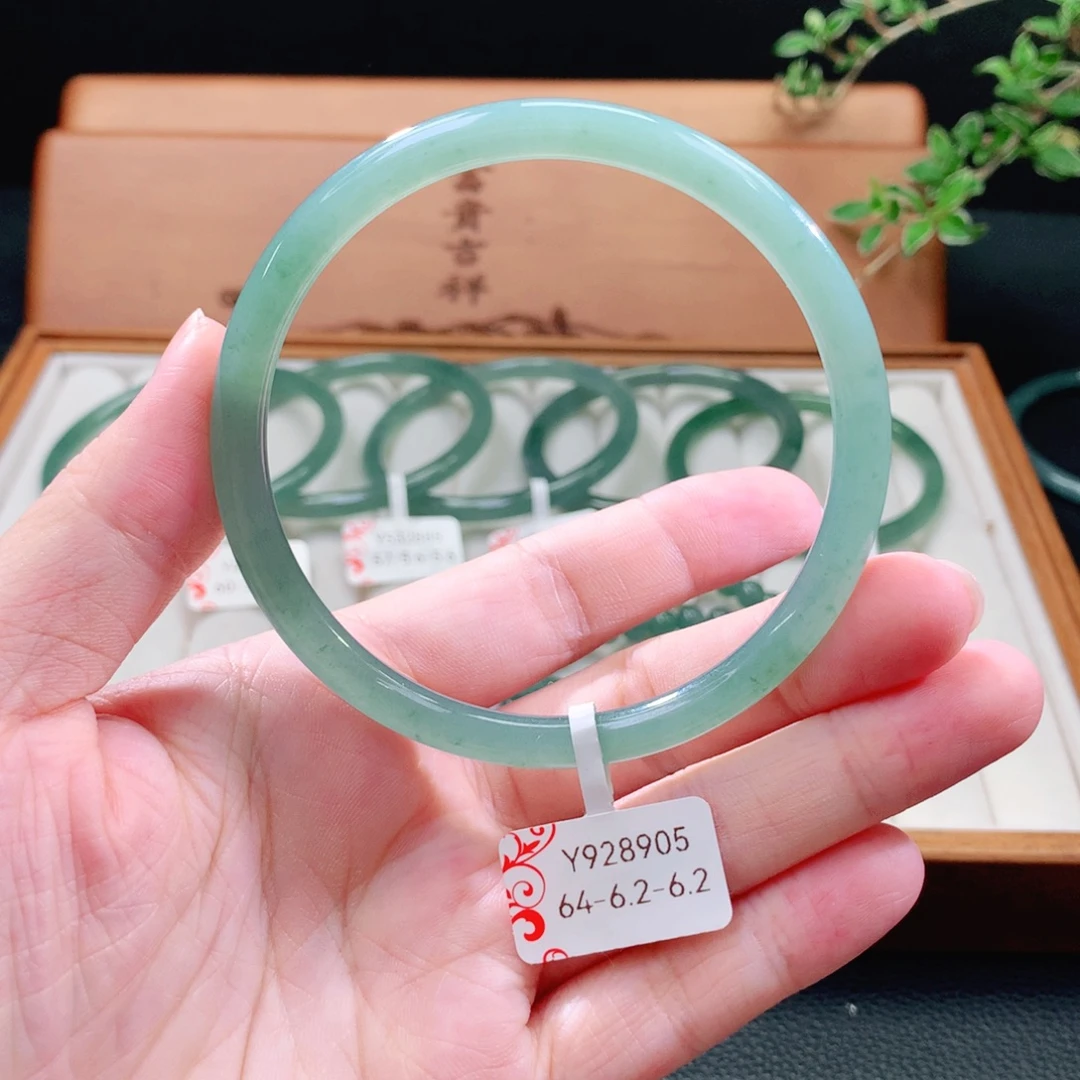 未镶嵌手镯（圆镯）翡翠