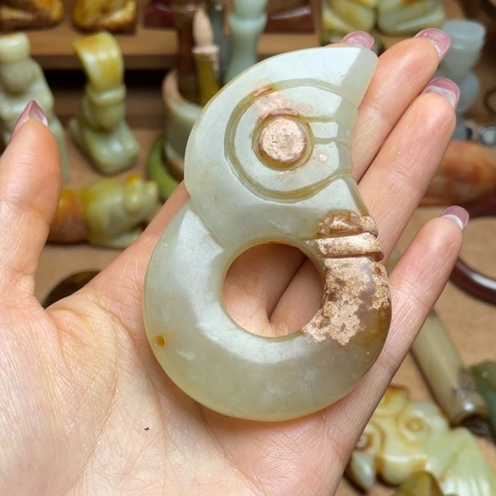 蛇纹石玉未镶嵌颈饰
