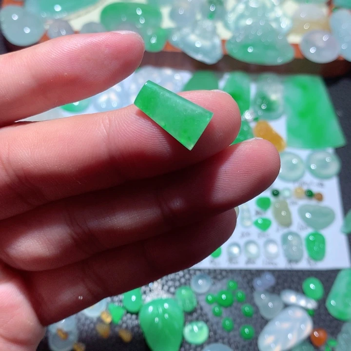 翡翠未镶嵌颈饰牌