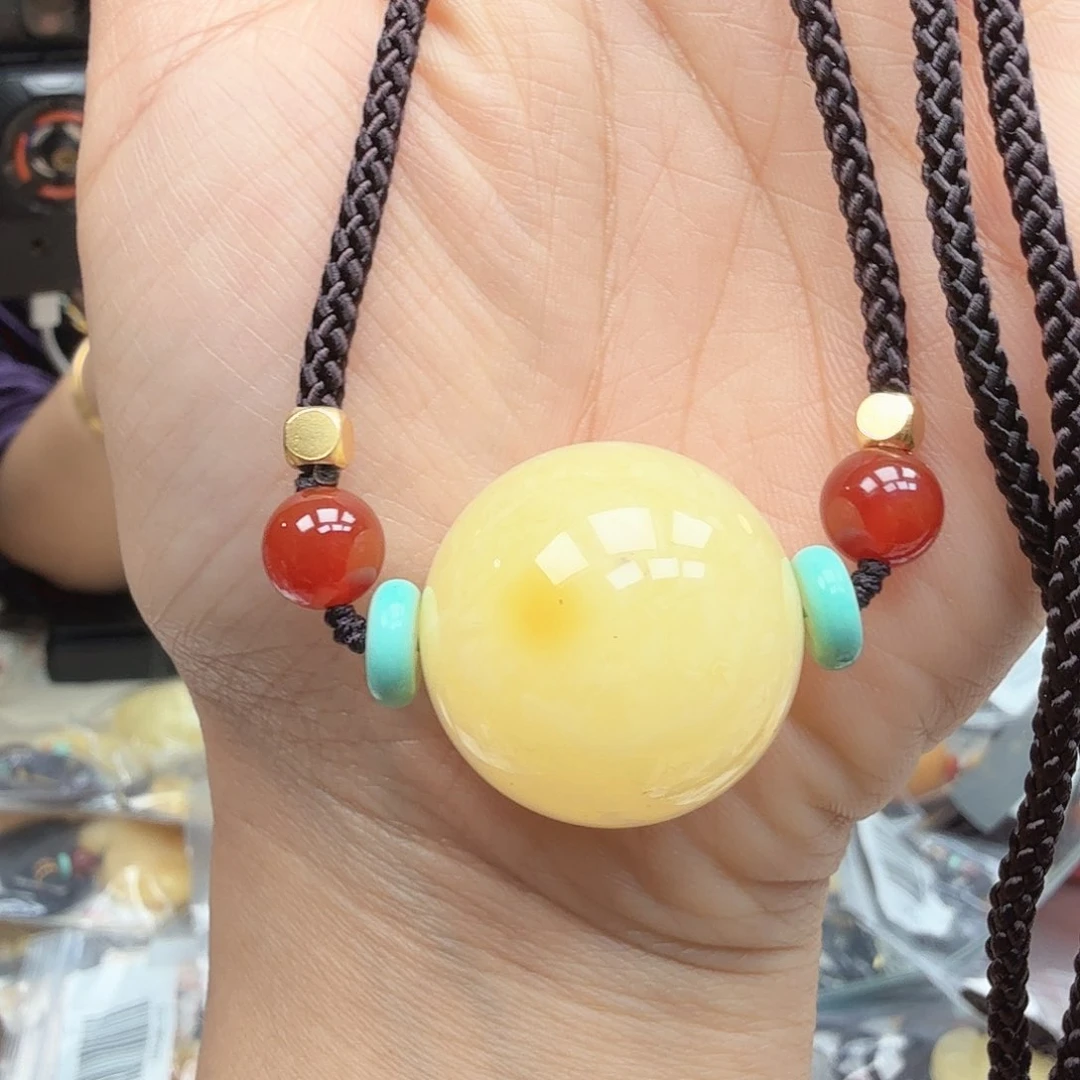 琥珀裸石未镶嵌……