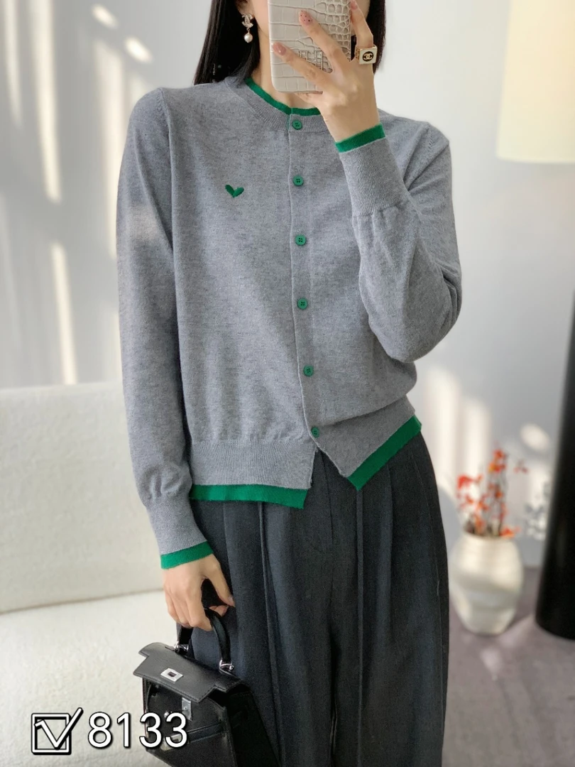 96523爱心标拼色边开衫（58左右）