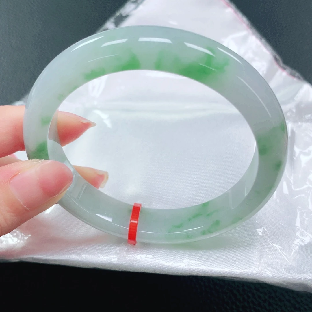 翡翠手镯未镶嵌56圈