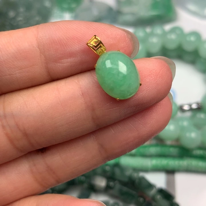 仪***感翡翠未镶嵌颈饰翡翠