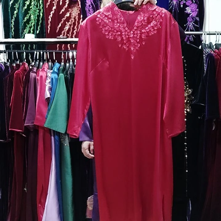 亮酒红色单层中长袖v领刺绣两侧开叉连衣裙6xl150斤左右