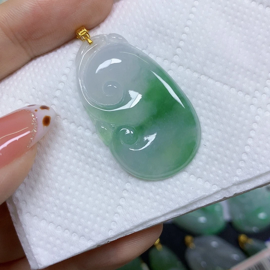 颈饰18K金镶嵌翡翠挂件