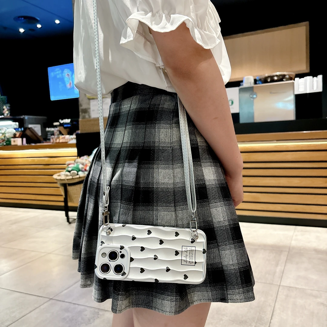 波点爱心适用苹果16Pro手机壳皮质斜挎绳iPhone15女14潮流13软12
