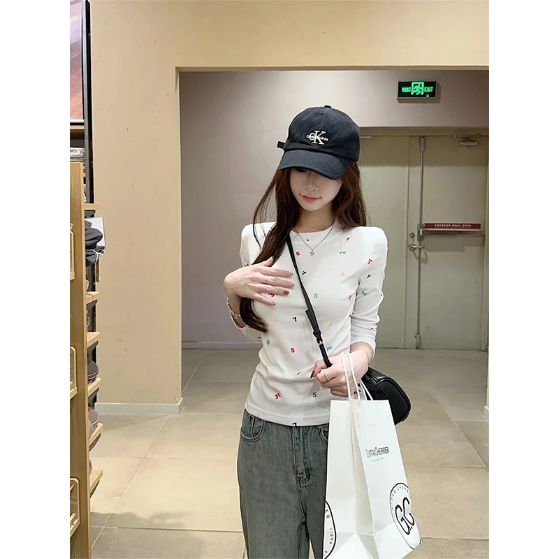 简约时尚数字印花显瘦白色长袖2025新款小众减龄百搭打底衫上衣女