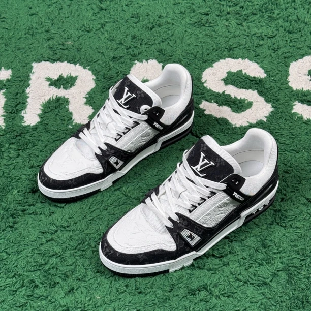 全新未使用 LV TRAINER黑白牛仔 时尚板鞋 全新仅试穿 UK11 45码