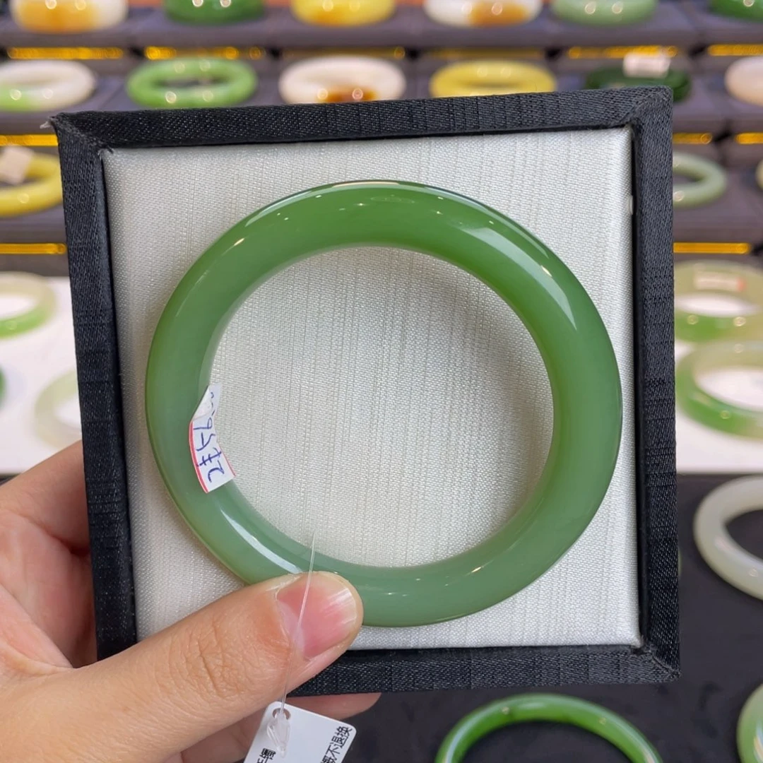 未镶嵌手镯和田玉-夹层粉绿 嫩绿渐变！美人条56