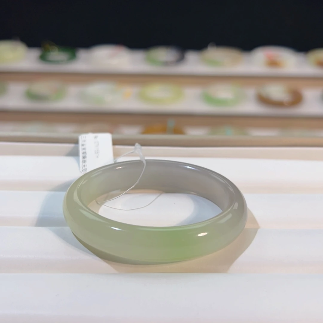 未镶嵌手镯和田玉三彩翠青贵妃