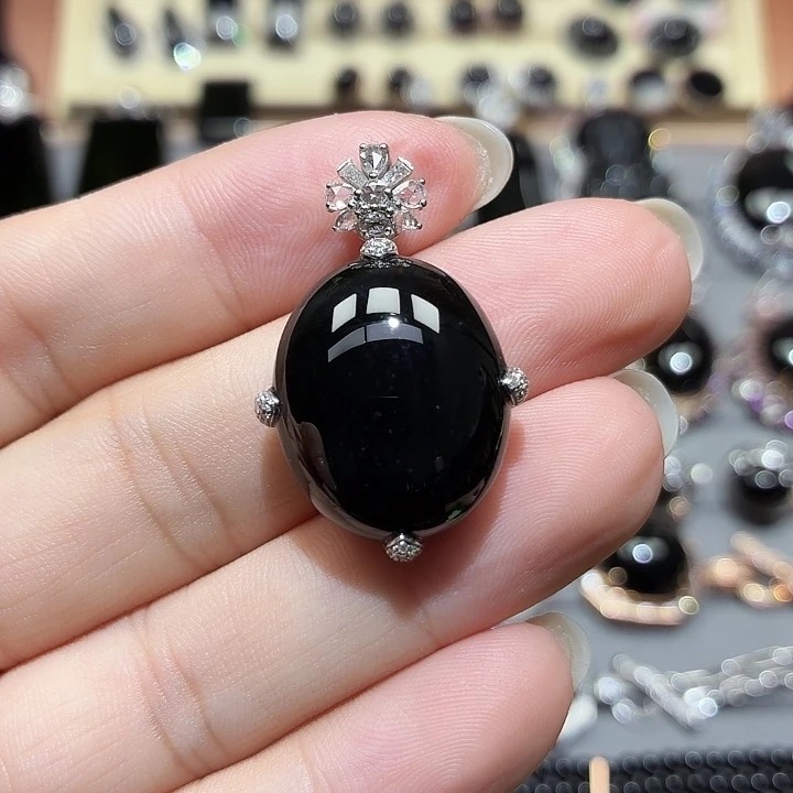 燕***子翡翠18K金镶嵌颈饰