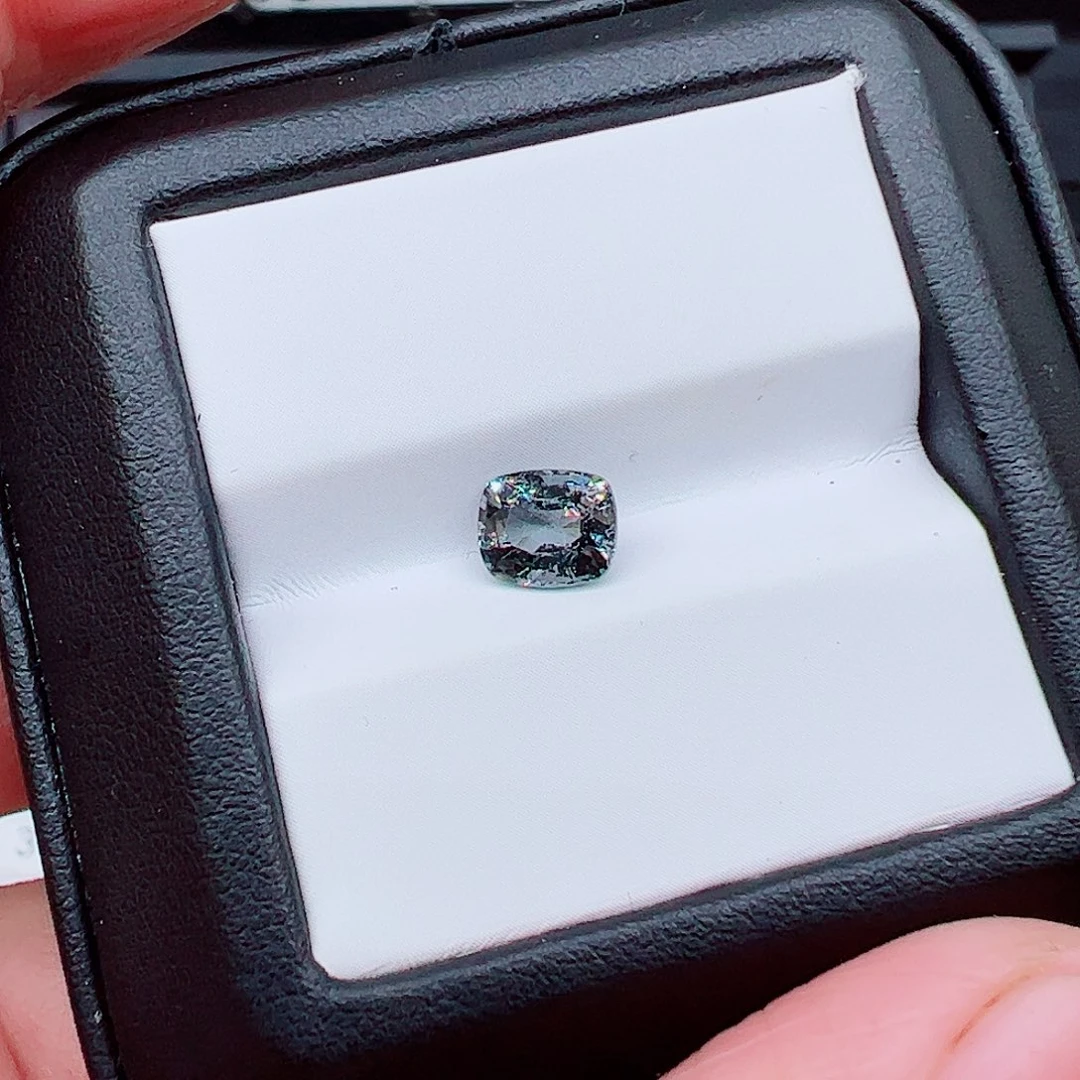 尖晶石裸石1.16克拉金属灰