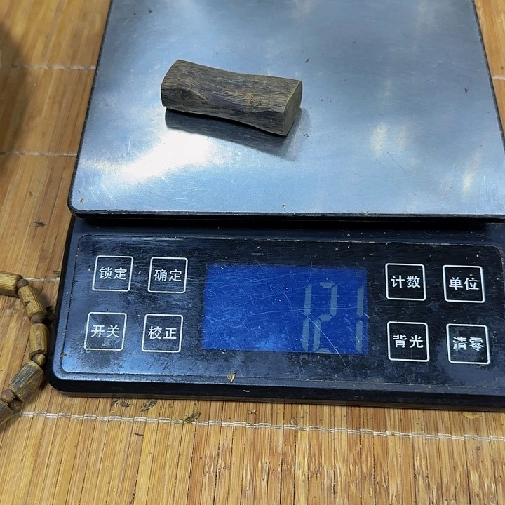 沉香木手把件知****三块料黑棋11克