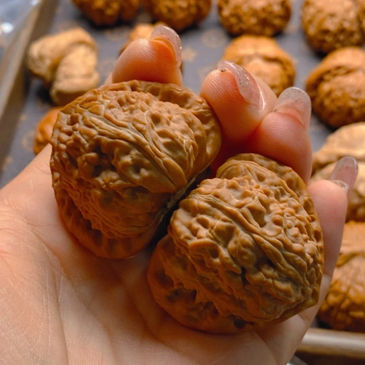 顺***水三角白文玩核桃把件