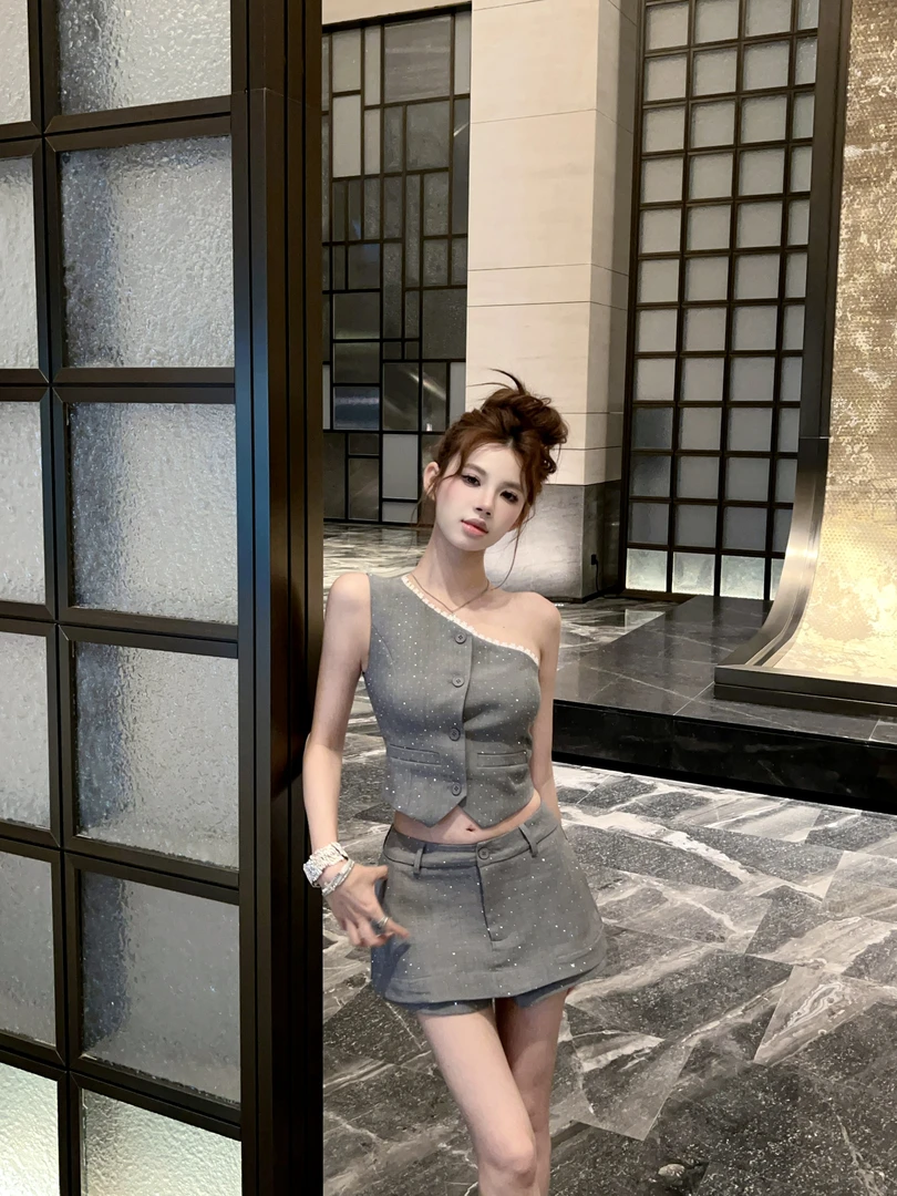 XIAOXIN【幻影烫钻】气质时尚斜肩设计感马甲裙裤套装LWJ25B2TZ1609