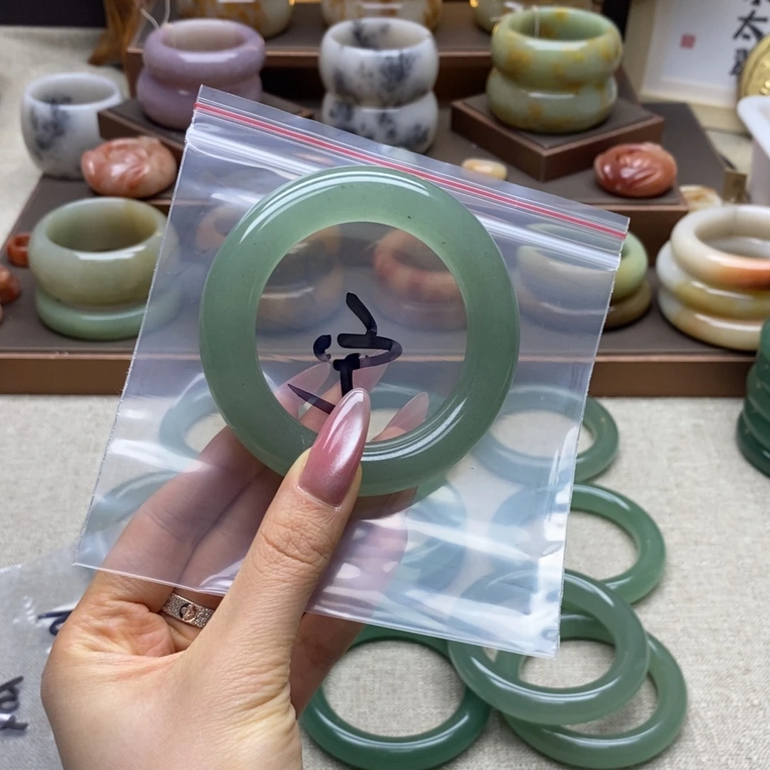 宁****石英质玉未镶嵌手镯