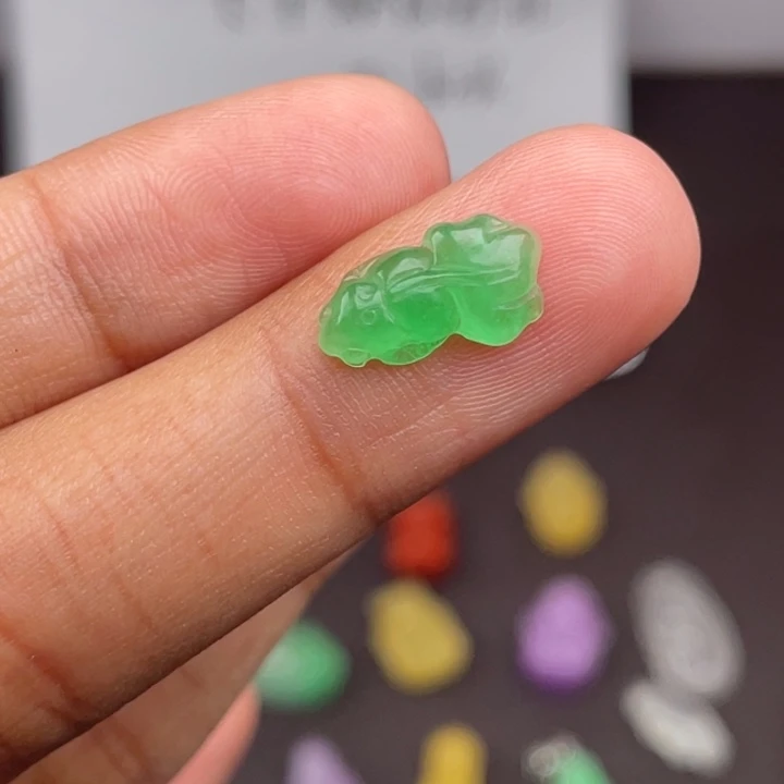 翡翠未镶嵌颈饰吊坠