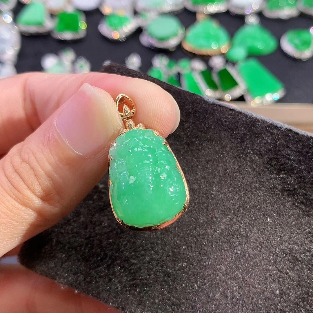 翡翠18K金镶嵌吊坠(赠链)