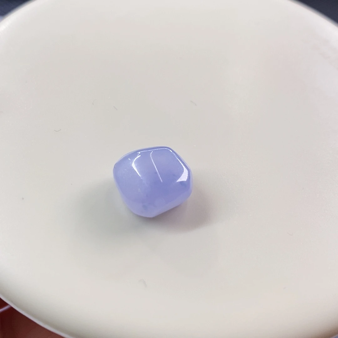 散珠翡翠紫随形，