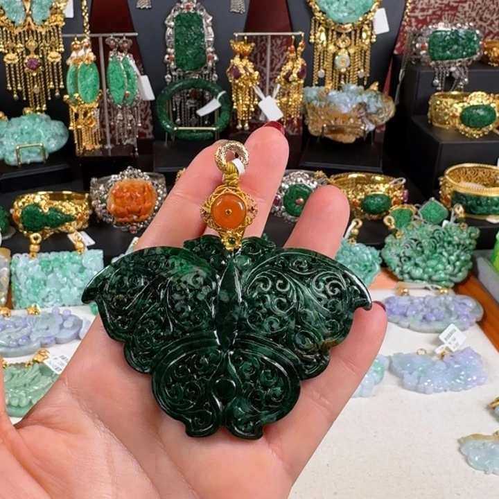 翡翠未镶嵌颈饰蝴蝶吊坠