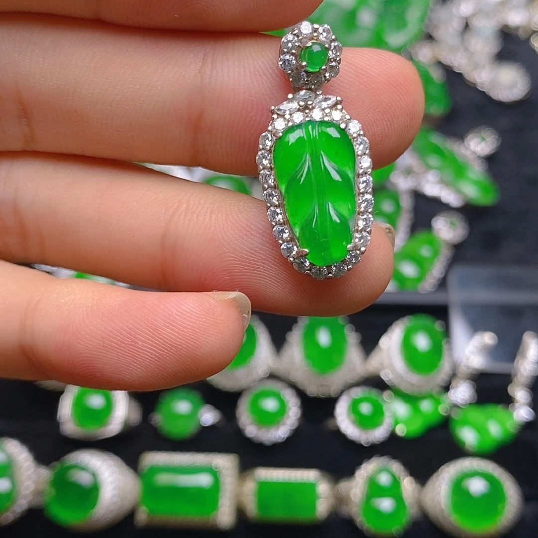 吊坠(赠链)银S925镶嵌翡翠吊坠