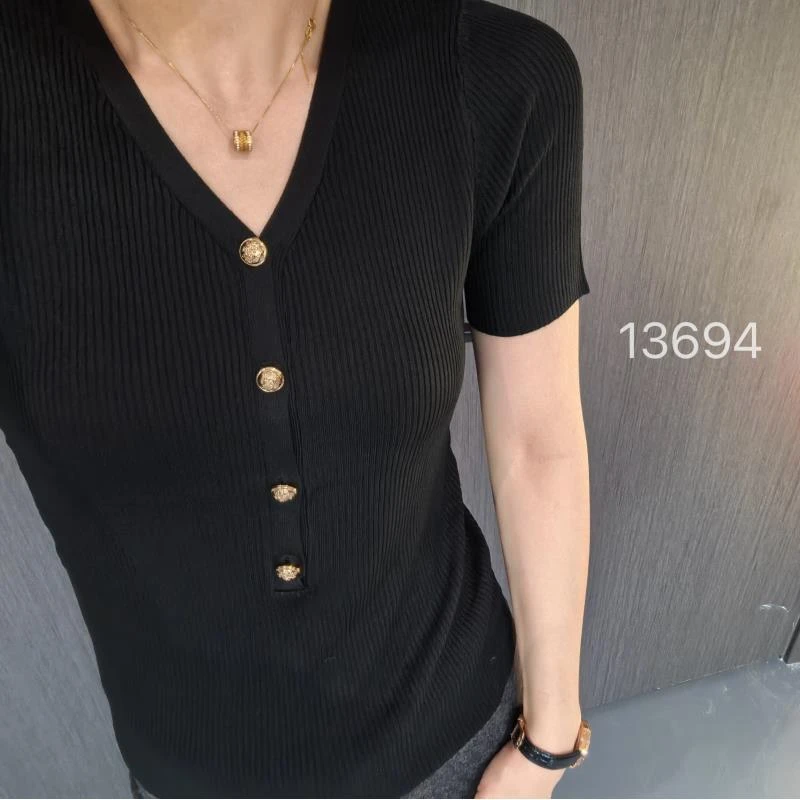 13694（部分无水洗唛，介意慎拍）CHUXUN新款四粒扣V领针织短袖