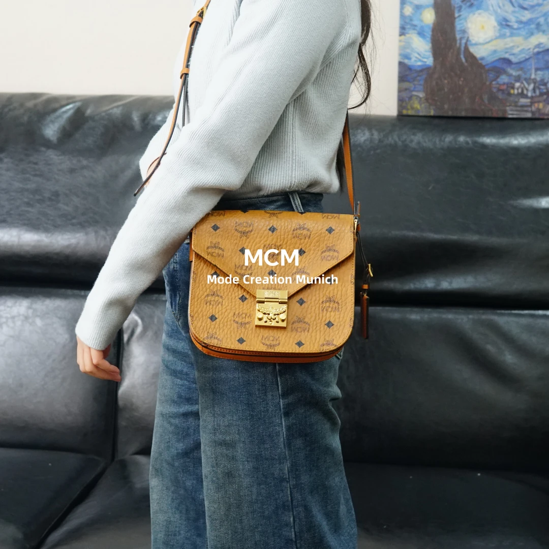 95新 MCM 干邑色马蹄邮差斜挎包/WJ12726067/6067